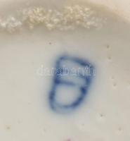 cca 1900-1920 Altwien ibolyaváza pár, gazdag plasztikus virágmintákkal ékesítve, jelzéssel, sérült, ...