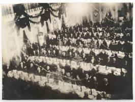 cca 1930 A Frontharcos Szövetség bálja, a társaságban egyenruhás, kitüntetéseket viselő katonatisztekkel; nagyméretű fotó, a hátoldalon feliratozott, pecséttel jelzett (Fehér Fotoriport Iroda, Szombathely), 23x17 cm