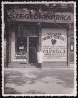 1935 Schultz szegedi paprikakereskedés (Bp. Ferenc körút 43.) üzletének portálja a tulajdonossal, fotó hátoldalt felirattal, 11×8,5 cm