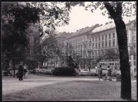 1962 Budapest, Rákóczi tér, fotó hátoldalt felirattal, 8,5×11,5 cm