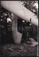 cca 1970 Egy lezuhant Pilis vitorlázó repülő egy tanya udvarán a földbe állva, fotó, 6,5×8,5 cm