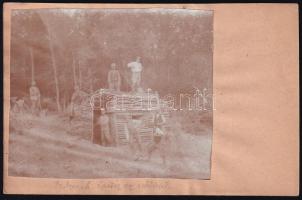 1917 Fedezék építése az erdőben Tettey Emil tüzérfőhadnagy fotója tábori postai lapra ragasztva, 8×9,5 cm