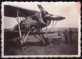 1941 WM Sólyom közelfelderítő repülőgép bevetés előtti feltöltése, fotó, 6×8,5 cm
