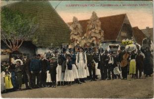 1916 Bánffyhunyad, Huedin; Ajándékvivés a lakodalmas házhoz, Jamberger férfi szabó üzlete / Transylvanian folklore, bringing gifts to the wedding, tailor's shop (EK)