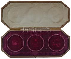 ~1900. Bőr borítású fa éremtartó dísztok bársony béléssel, benne 3db 47-48mm-es férőhellyel, kissé k...