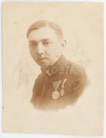 cca 1918 I. világháborús katona Nagyezüst vitézségi és Károly csapatkereszt kitüntetéssel, körbevágott fotólap, 9x7 cm
