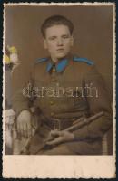 cca 1940 Gyorsfegyvernemi katona portréja, színezett fotólap, jelzés nélkül, 13x8 cm