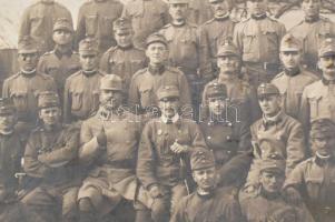 cca 1914-18 I. világháborús magyar katonaportré és csoportképek, részben kitüntetéssel dekorált, öss...