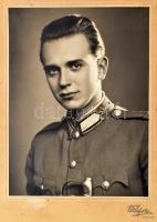 cca 1940 Ludovikás katonatiszt jelölt portréja, keményhátú fénykép, Tőkés Foto Debecen, karton sérült, 39x29 cm