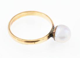 Arany (Au) 14 K gyöngyös gyűrű és fülbevalópár, jelzéssel és jelzés nélkül, bruttó: 4,2 g