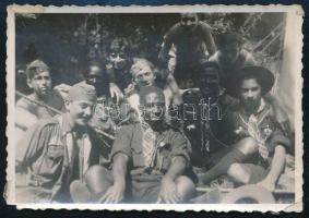 1933 Cserkészek a Gödöllői Jamboree-n (köztük fekete cserkészekkel), fotó, hátoldalán albumba ragasztás nyomaival, 8x6 cm