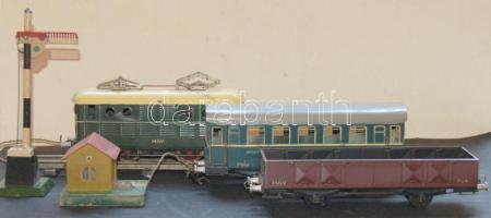 ~1960 Régi nagy komplett vasút tétel, benne: dízelmozdony, teher- és személyszállító vagon, sorompó, bakterház, váltók és rengeteg 3,5cm széles sínpár