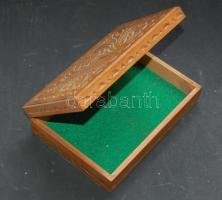 Antik faragott fa dobozka szép állapotban kibélelt belső résszel és 12x17cm-es méretben