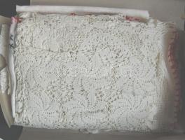 Több tucat csipke, nipek, asztali terítők és más szép motívumos díszek