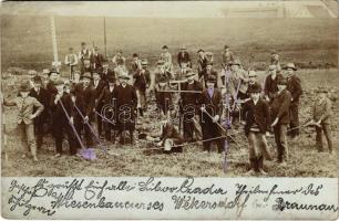 1902 Vikyrovice, Weikersdorf bei Braunau in Böhmen; group of workers. photo (tear)