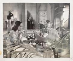 Csortos Gyula és Tasnády Fekete Mária egy filmjelenetben, fotó pecséttel, szélén kisebb foltok, 24×30 cm