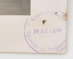 Csortos Gyula és Tasnády Fekete Mária egy filmjelenetben, fotó pecséttel, szélén kisebb foltok, 24×3...