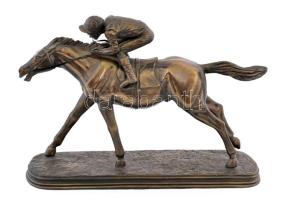 Q. Tupton zsoké a lovon szobor, műgyanta, fa talapzaton, jelzéssel, farka ragasztott, 28x19x8 cm