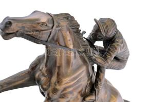 Q. Tupton zsoké a lovon szobor, műgyanta, fa talapzaton, jelzéssel, farka ragasztott, 28x19x8 cm