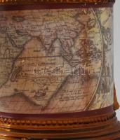 Borostyán színű üveg petróleumlámpa, modern, jelzéssel, körben térképmintával díszített, szép állapo...