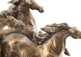 1998 Veronese Design: Camargue lovai. Bronzozott műgyanta, márvány talapzaton, jelzéssel, szép állap...