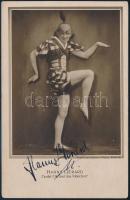 cca 1920-1930 Hanns Gérard (1897-1964) balett-táncos autográf aláírása őt ábrázoló fotólapon (a hátoldalon hozzá fűződő, érdekes korabeli magyar nyelvű feljegyzéssel), 13,5x8,5 cm