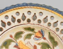 Bozsik Kunszentmárton: Virágmintás tál, áttört mintával, jelzéssel, sérüléssel, d: 24 cm