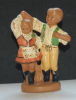Néptáncoló gyermekpárt ábrázoló kerámia szobrocska kopottas állapotban, 15cm-es magassággal
