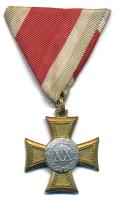 1923. "I. osztályú Legénységi Szolgálati Jel" aranyozott, ezüstözött bronz kitüntetés mellszalagon T:AU,XF Hungary 1923. "Distinction for Long Service for the Soldiers 1st Class" gilt and silver plated bronze decoration on ribbon C:AU,XF NMK.:355.