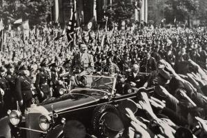 cca 1936 Adolf Hitler Sammelwerk Nr. 15, nemzetiszocialista propaganda cigaretta-gyűjtőképek, 27 db ...