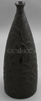 Retro iparművészeti mintára maratott fekete kerámia váza, jelzés nélkül, minimális kopottsággal, m: 37 cm