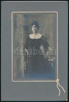 cca 1910 Jelzés nélküli, vintage, keményhátú, műtermi fotográfia, 13,5x8,5 cm, dombornyomott karton 21x14 cm