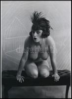 cca 1930 ,,Pókhálózni kéne már", szolidan erotikus felvétel, 1 db modern nagyítás, 21x15 cm