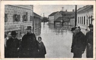 1912 Lugos, Lugoj; árvíz. Naschitz László kamara fényképész felvétele, Gutenberg nyomda tulajdona / flood (Rb)