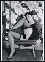 cca 1974 A vendégváró fotel kényelme, szolidan erotikus felvétel, 1 db modern nagyítás, 21x15 cm