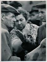 cca 1978 Dr. Zala Sándor budapesti fotóművész pecsétjével jelzett, vintage fotóművészeti alkotás, ezüst zselatinos fotópapíron (Üzletkötés), 24x18 cm
