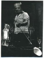 cca 1979 Somogyi Ferenc: Készül az üveg, feliratozott, vintage fotóművészeti alkotás, ezüst zselatinos fotópapíron, 23,5x17,2 cm