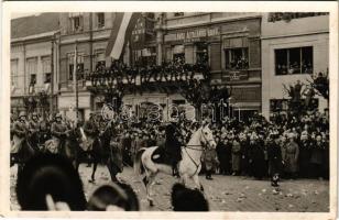 1938 Kassa, Kosice; bevonulás, Horthy Miklós fehér lovon, Bratislavai Általános Bank fiókja, Star biztosító / entry of the Hungarian troops, Horthy on white horse, bank, insurance company