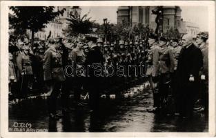 1940 Marosvásárhely, Targu Mures; bevonulás, Horthy kezet fog a katonatisztekkel / entry of the Hungarian troops