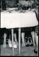 cca 1965 Szilveszter éjjel a kultúrházban, Tiszavölgyi József (1909-?) budapesti fotóriporter hagyatékából 1 db vintage fotó, jelzés nélkül, ezüst zselatinos fotópapíron, 28x19,2 cm
