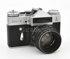 cca 1960-1970 Zenit-E szovjet fényképezőgép, Helios-44 2/58 objektívvel, sapkával, eredeti bőr tokjá...
