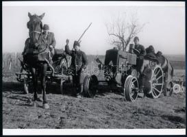 cca 1949 Az patás ló beelőzte a körmös traktort, Kotnyek Antal (1921-1990) budapesti fotóriporter hagyatékából 1 db modern nagyítás, 15x21 cm