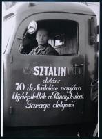 cca 1948 Propaganda felirat egy újjáépített teherautó ajtaján Sztálin elvtárs születés napjára, 1 db modern nagyítás, 21x15 cm