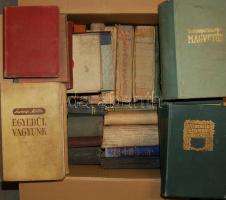 32 db háború előtti könyv, főleg szépirodalom