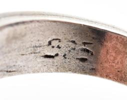 Ezüst(Ag) gyűrű borostyánnal, jelzett, méret: 60, bruttó: 7,5 g