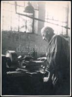 cca 1936 Korschelt Miklós (1900-1982) budapesti festő- és fotóművész hagyatékából 1 db vintage fotó (Esztergálás), ezüst zselatinos fotópapíron, pecséttel jelzett, sarkán törésvonal, 23x17 cm