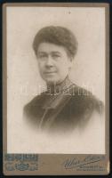 1918 Hölgy portré, keményhátú fotó Uher Ödön /Bp. műterméből, kissé kopott, karton alsó sarkában apró sérüléssel, 10,5x6,5 cm