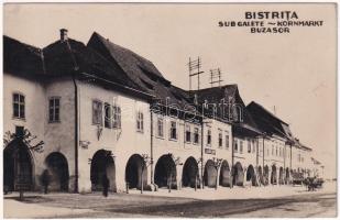 Beszterce, Bistritz, Bistrita; Sub Galete / Kornmarkt / Búzasor, Lazar Löwy üzlete / street view, market row, shops. photo