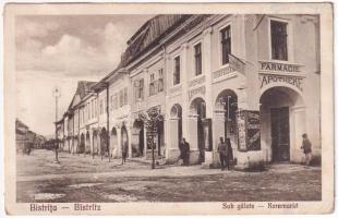 Beszterce, Bistritz, Bistrita; Sub Galete / Kornmarkt / Búzasor, Minerva gyógyszertár / street view, market row, pharmacy (ragasztónyom / glue marks)