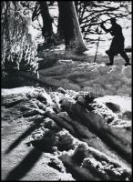 1931 Dulovits Jenő (1903-1972) budapesti fotóművész hagyatékából 1 db modern nagyítás (Síelő a feltört hóban), 21x15 cm